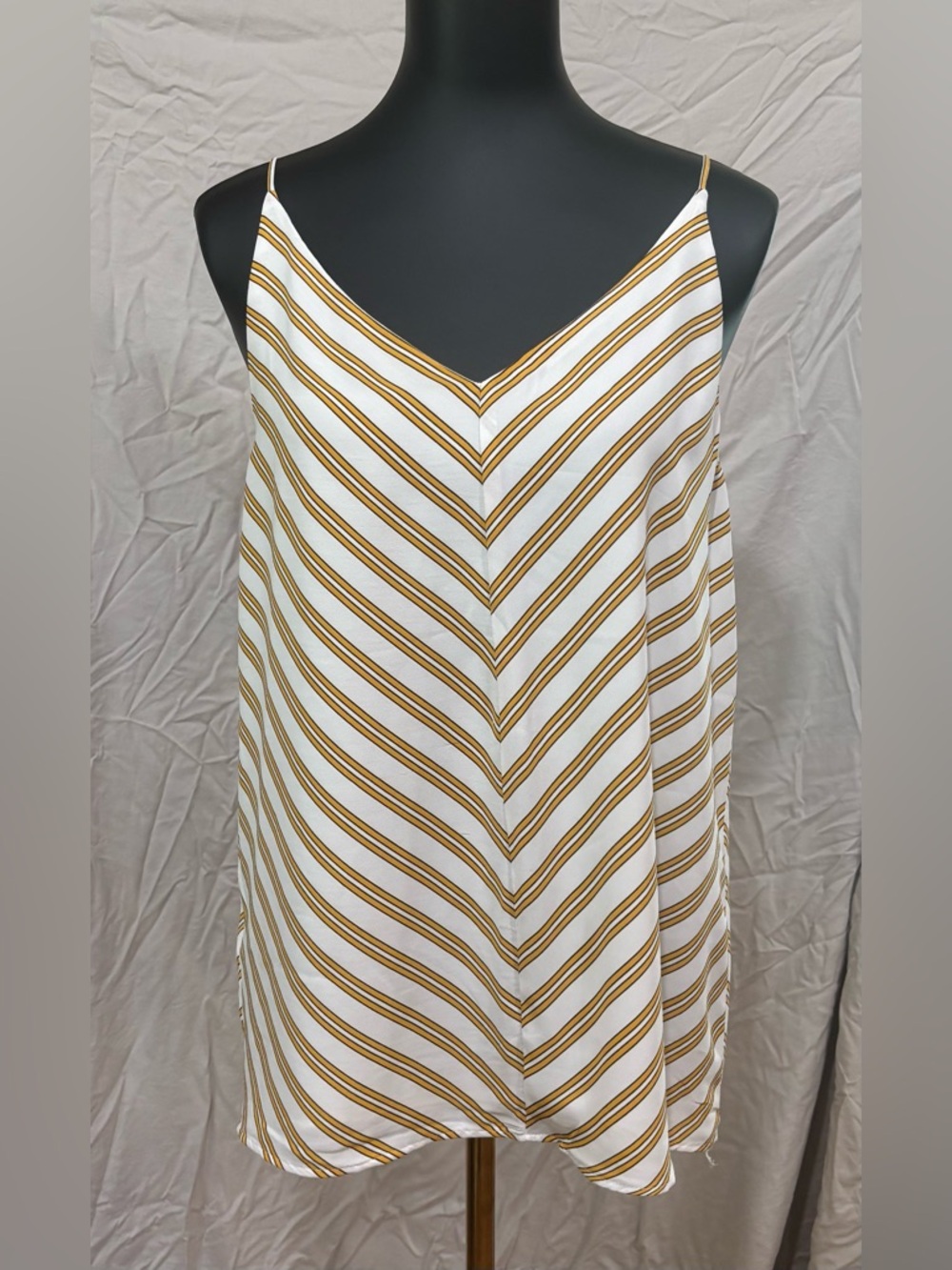 🔶3/$50🔸 Ann Taylor LOFT EUC Mustard Chevron Stripe V-neck Camisole
